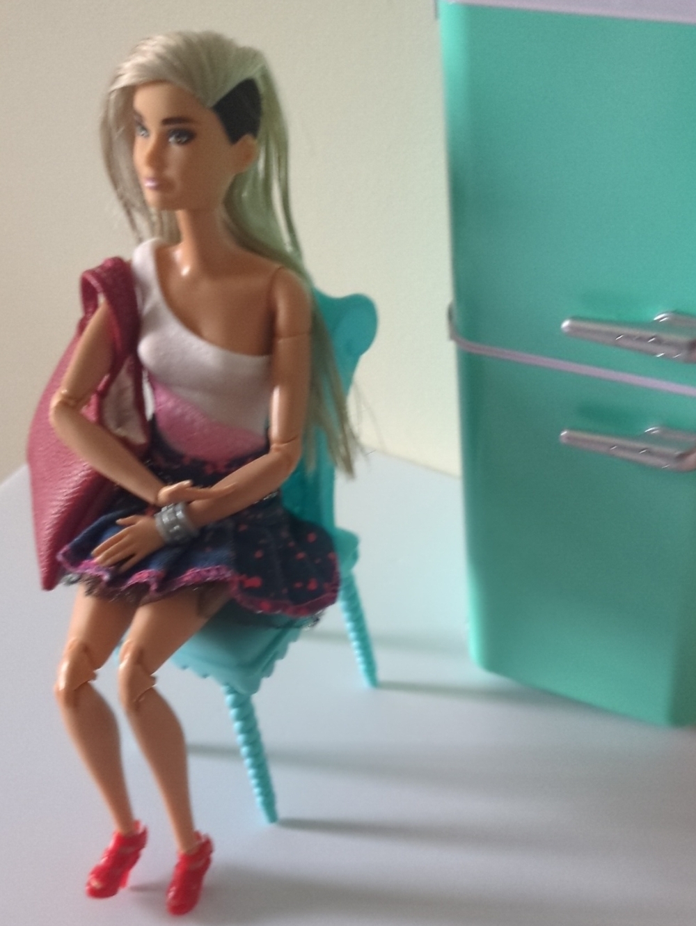 lot of 4 Articulated Barbies dolls and Mini Fridge Accessory - Picture 6 of 16